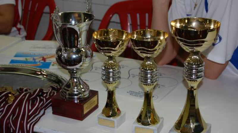 Skolu sacensību uzvarētāju trofejas
Foto: Jelgavas 1. ģimnāzija