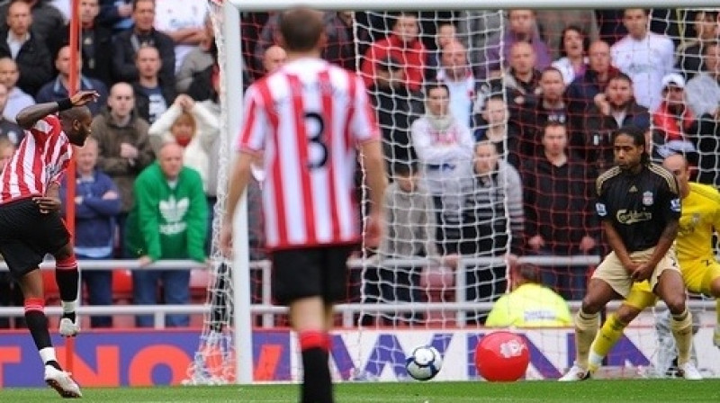 Darens Bents gūst vārtus ar balona palīdzību
Foto: AP/Scanpix