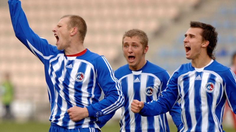 Deniss Rakels (vidū) 
Foto: Romāns Kokšarovs, Sporta Avīze, f64