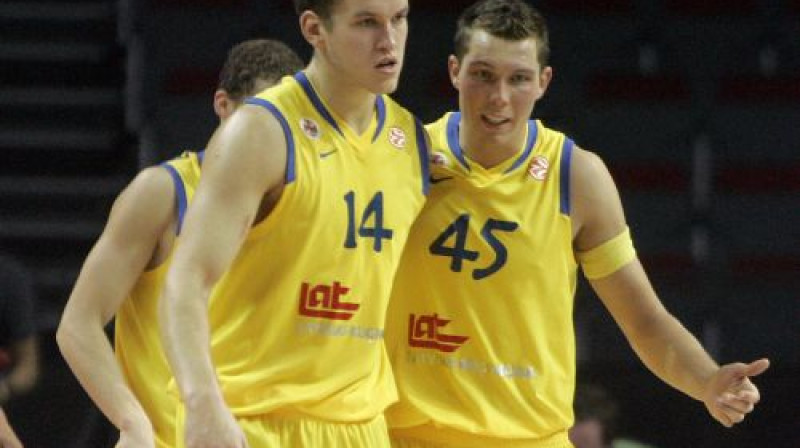 Artūrs Bērziņš un Dairis Bertāns 
Foto: Romāns Kokšarovs, Sporta Avīze, f64