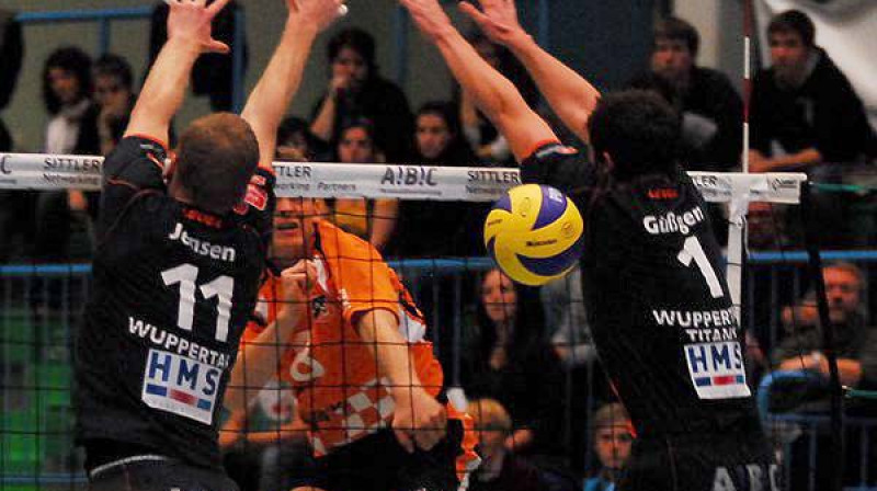Jānis Šmēdiņš ticis cauri pretinieku veidotajam blokam
Foto: www.scc-volleyball.de