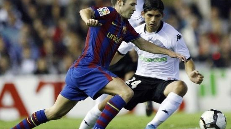 Andress Injesta ("Barcelona") cīņā ar Everu Benegu ("Valencia")
Foto: AP/ Scanpix