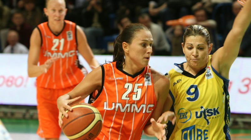 Svetlana Abrosimova cīņā ar Evantiju Maltsi
Foto: Basket.ugmk.com