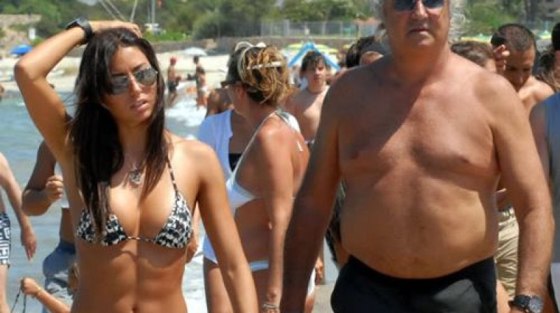 Briatore ar savu sievu turpina baudīt brīvdienas
Foto: www.media.photobucket.com
