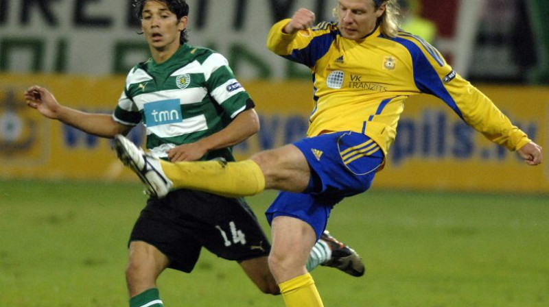 Juris Laizāns (pa labi) divcīņā ar "Sporting"
futbolistu Fernandezu
Foto: Romans Kokšarovs, Sporta Avīze, f64