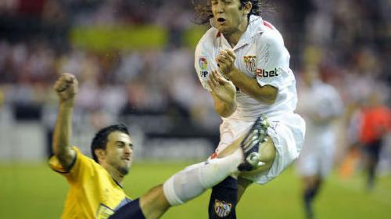 "Espanyol" aizsargs Nikolass Pareha aptur Djego Kapelu ("Sevilla") un nopelna otro dzelteno kartīti
Foto: AFP