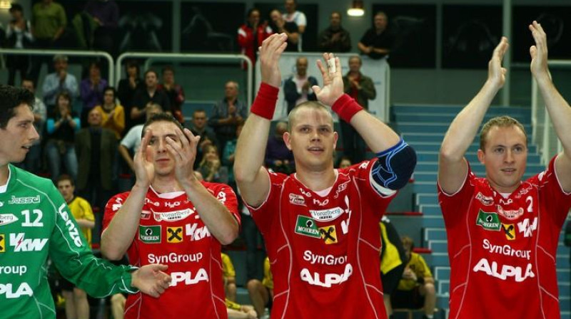 Jānis Glušaks (centrā) un "Alpla HC Hard" spēra pirmo soli pretī finālam.
Foto: hchard.at