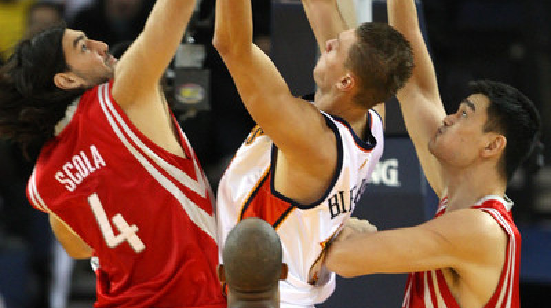 Andris Biedriņš pret Hjūstonas "Rockets"
Foto: AP
