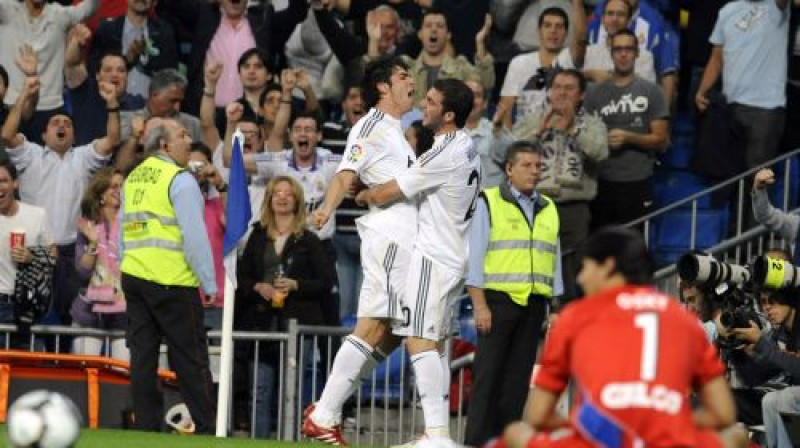 Kakā un Gonzalo Iguains priecājas par gūtajiem vārtiem
Foto: AFP/Scanpix