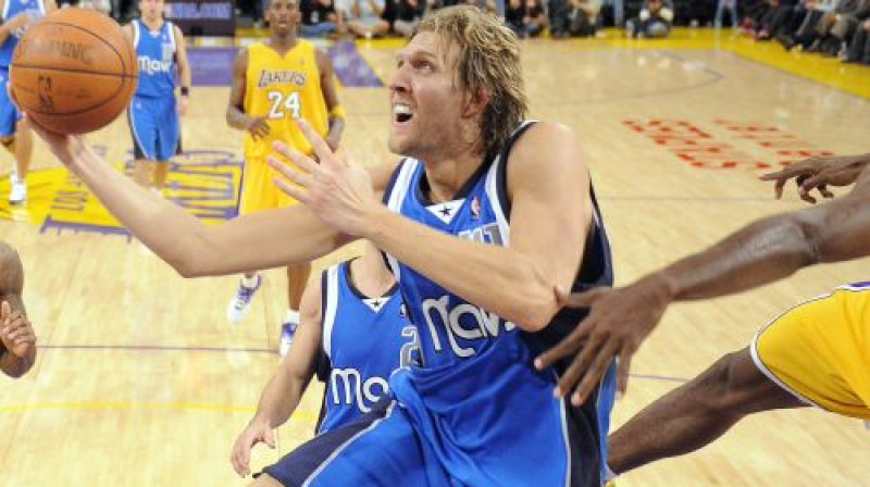 Dirks Novickis un Dalasas ''Mavericks'' Losandželosā uzvarēja ''Lakers''. Vai uzvarēs arī ''Clippers''? Mača sākums 4:30.
Foto: AP/Scanpix