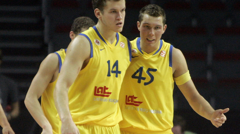 Artūrs Bērziņš un Dairis Bertāns
Foto: Romāns Kokšarovs, Sporta Avīze, f64
