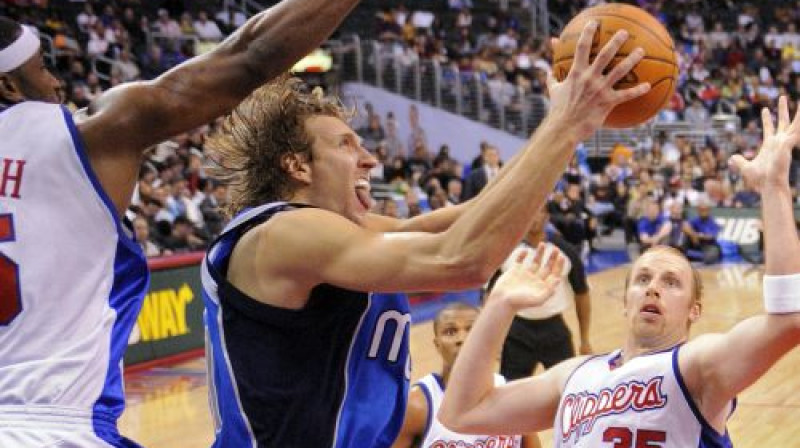 ''Clippers'' cenšas apturēt ''Mavericks'' līderi Dirku Novicki
Foto: AP/Scanpix