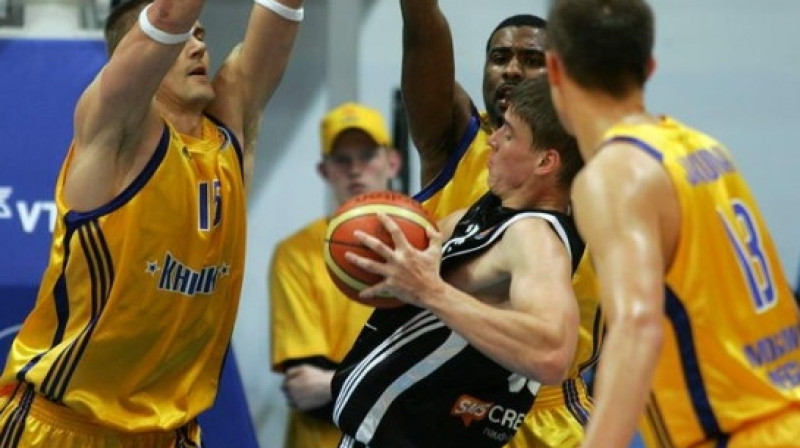 Ivans Ņeļubovs "Khimki" spēlētāju ielenkumā
Foto: bckhimki.ru
