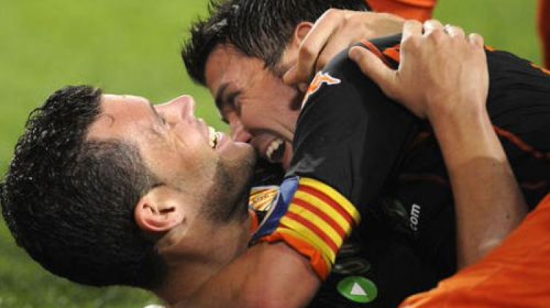 "Valencia" kapteinis Davids Vilja sveic uzvaras vārtu autoru Davidu Navaro
Foto: AFP