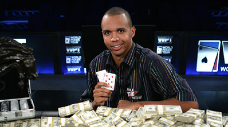 Phil Ivey turnīrā cer tikt pie lielas naudas un pateicoties viņa veiksmei pie pīrāga daļas var tikt arī totalizatora lietotāji.
Foto: bblmedia.com/poker/