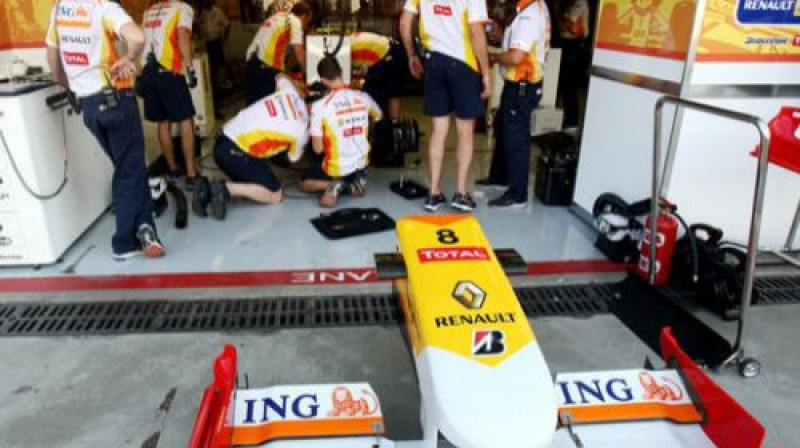"Renault" F-1 brauks arī nākamgad
Foto: AP/Scanpix