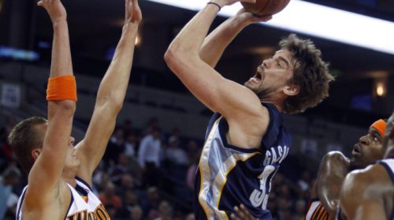 Andris Biedriņš pret Marku Gazolu 
Foto: AP/Scanpix
