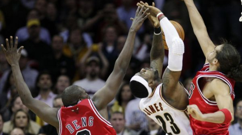 Luols Dengs un Joakims Noā aptur Lebronu Džeimsu 
Foto: AP/Scanpix