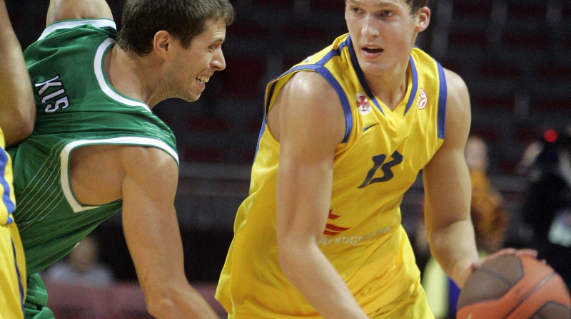 Ar bumbu Jānis Strēlnieks
Foto: Romāns Kokšarovs, Sporta Avīze, f64