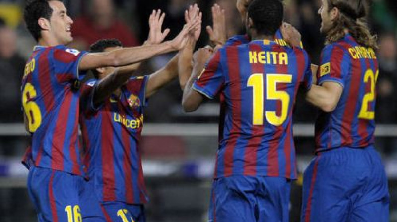 "Barcelona" futbolisti atzīmē vārtu guvumu
Foto: AFP