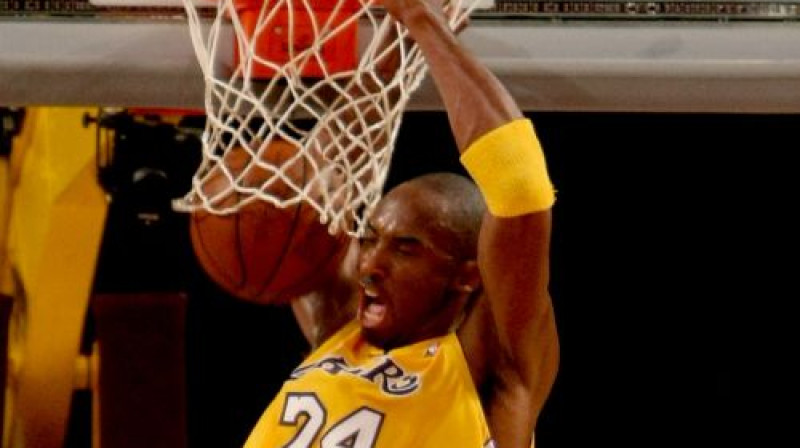 Ierasta situācija - Kobe Braients gūst grozu.
Foto: AFP/Scanpix