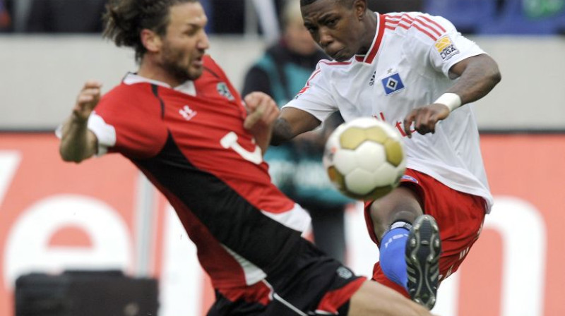 Eljero Elijas ("HSV") sitienu mēģina
bloķēt hannoverietis Kristians Šulcs
Foto: AP/Scanpix