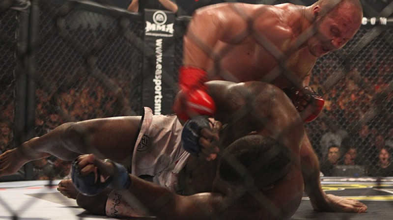 Fjodors Jemeļjaņenko iznīcina Bretu Rodžeru
Foto: sherdog.com