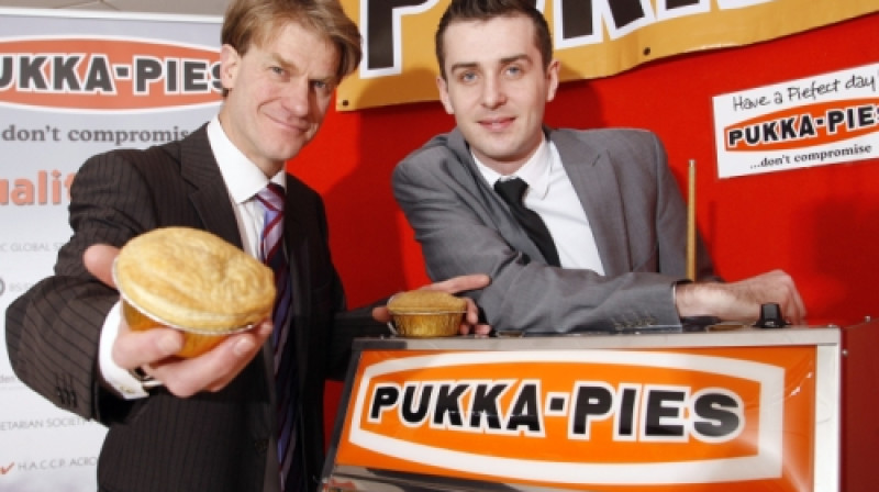 No kreisās:  "Pukka Pies" rīkotājdirektors Tims Storers un Marks Selbijs