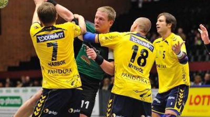 Aivis Jurdžs pretinieku skavās
Foto: handball-hannover.de