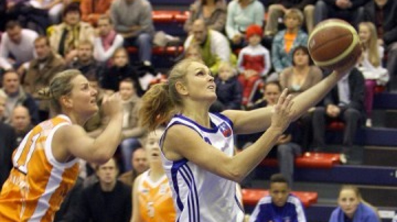 Ieva Tāre svētdien cēsnieču labā guva 22 punktus
Foto: www.skcesis.lv