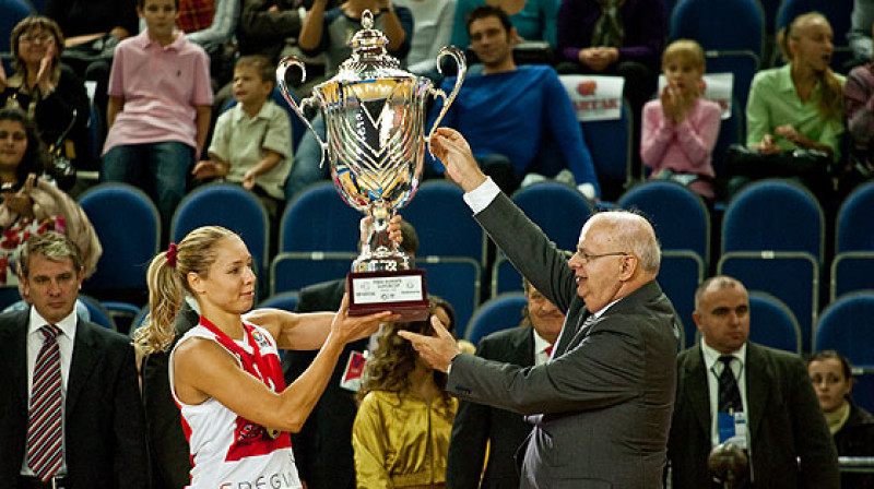 "Spartak" spēlētāja Ilona Korstina no FIBA Europe prezidenta Georga Vasilakopulosa saņem Eiropas Superkausu 
Foto: www.fibaeurope.com