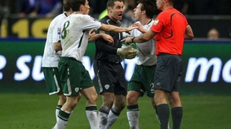 Īrijas spēlētāji cenšas pārliecināt mača tiesnesi
Foto: EMPICS Sport/Scanpix