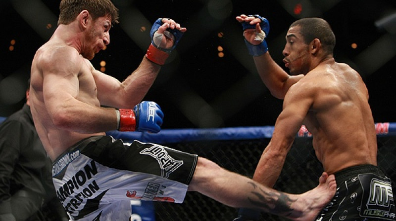 Maiks Tomas Brauns (pa kreisi) cenšas turēties pretī Hosē Aldo
Foto: sherdog.com