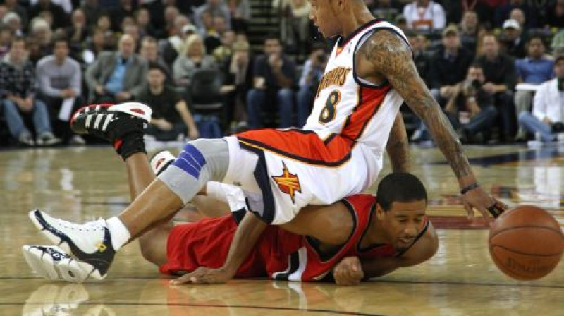 Monta Eliss cīņā par bumbu ar Andrē Milleru
Foto: AP/Scanpix