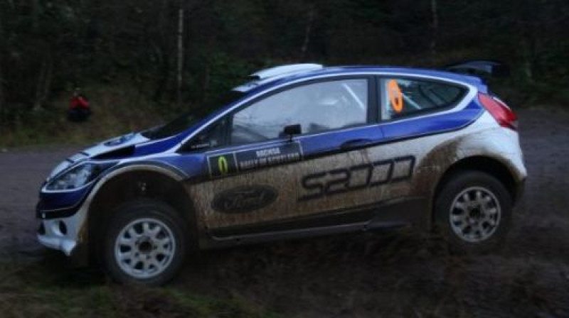 Metjū Vilsons ar ''Ford Fiesta S2000'' automobili veic "nullītes" ekipāžas funkcijas
Foto: www.rallyscotland.tv