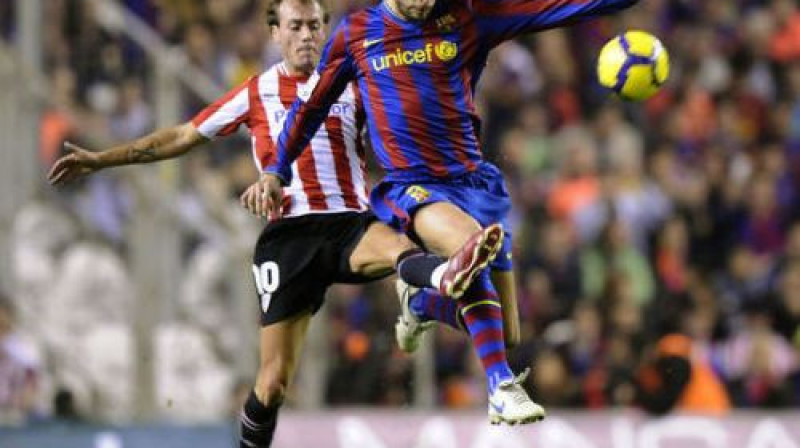 Divcīņa starp Havjeru Jesti ("Athletic") un Gerardu Pikē ("Barcelona")
Foto: AFP