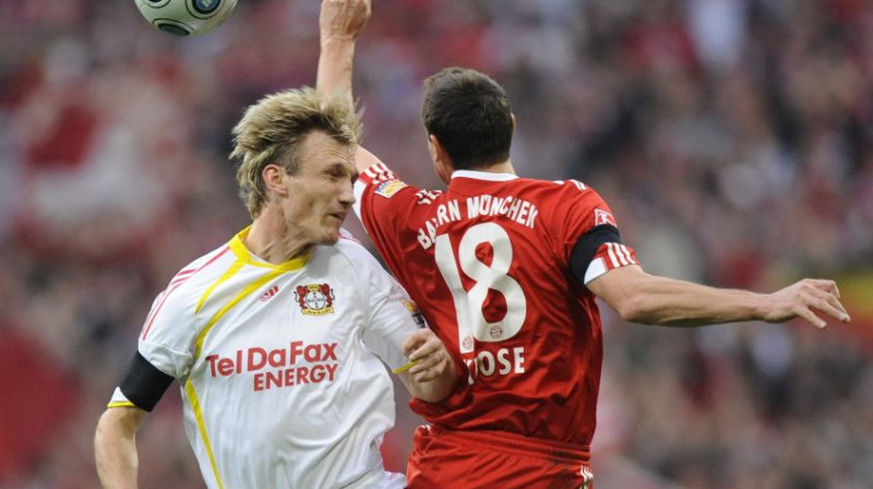 Divcīņa starp leverkūzenieti Sami Hīpiju un
"Bayern" uzbrucēju Miroslavu Klozi (pa labi)
Foto: AP/Scanpix