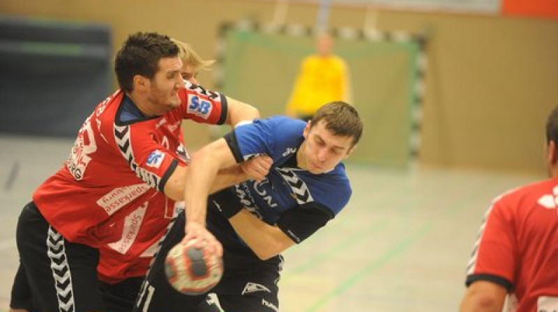 Arnoldu Straumi apturēt grūti ir pat diviem pretspēlētājiem
Foto: Henning Meyer-Veer