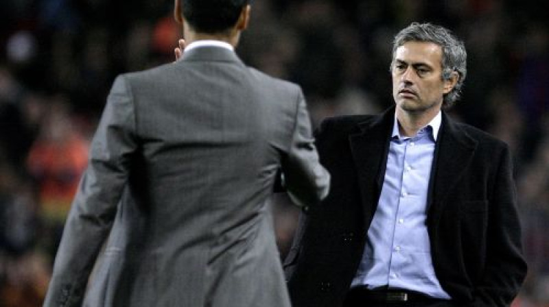 Pepe Gvardiola un Žozē Mourinju pēc vakardienas mača
Foto: AFP/Scanpix