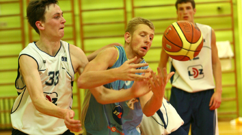 Svens Vilks (BS Ogre, Nr. 33) cīņā par bumbu ar Mārtiņu Zemturi (DSN/Rīga, Nr. 5)
Foto: Ritvars Raits, Sportacentrs.com