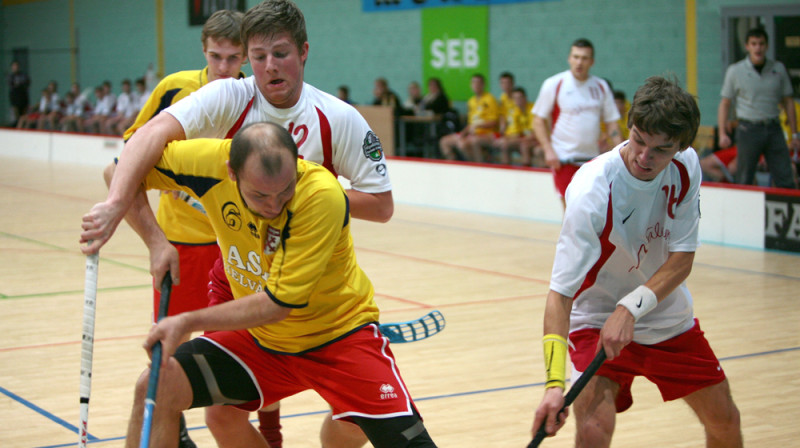 Cīņa ne tikai pie vārtiem, bet arī pie bortiem...
Foto: Ritvars Raits, Sportacentrs.com