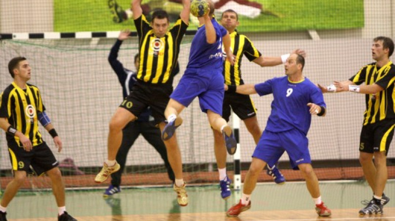 "Ogres SC" vārtiem uzbrūk "Tenax" handbolisti
Foto: Ritvars Raits