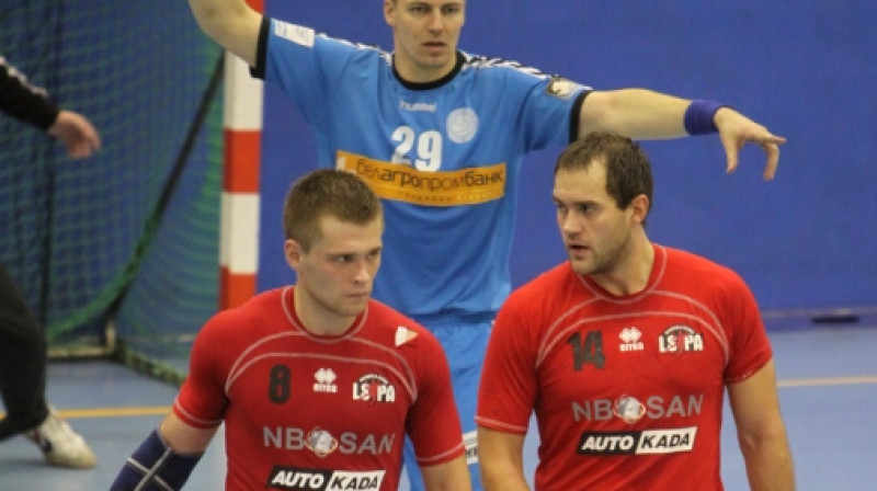 Mārtiņš Lībergs (Dinamo) norāda uzvaras virzienu Edgaram Vadzītim un Guntaram Lejniekam (LSPA)
Foto: Sandra Škutāne, hk-lspa.lv
