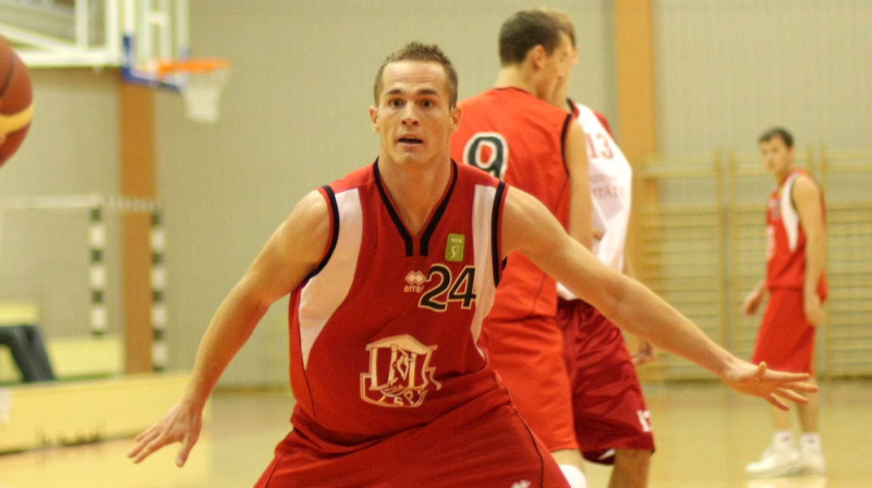 Aizsardzībā - "LSPA" spēlētājs Agris Sarkans
Foto: www.sbl.lv