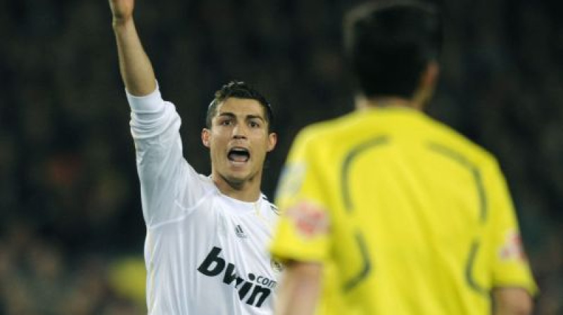 Krištianu Ronaldu apelē pie spēles tiesneša
Foto: AFP/Scanpix