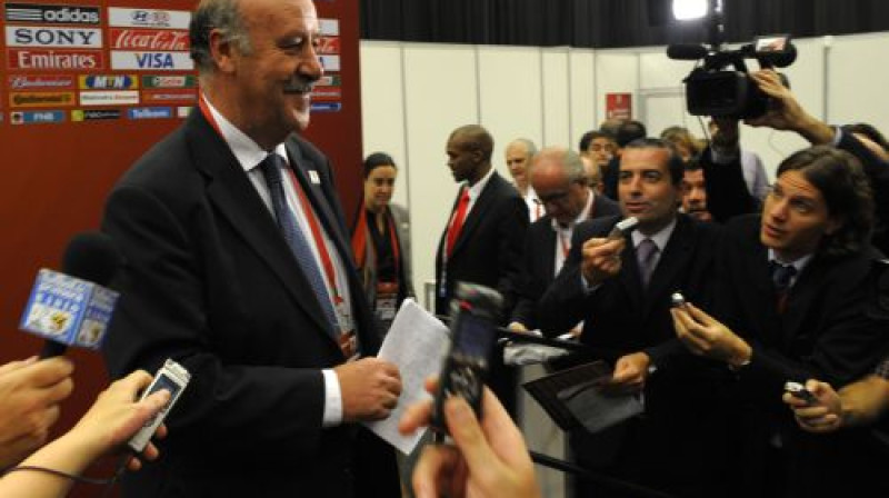 Spānijas izlases treneris Visente del Boske žurnālistu ielenkumā
Foto: AFP/Scanpix