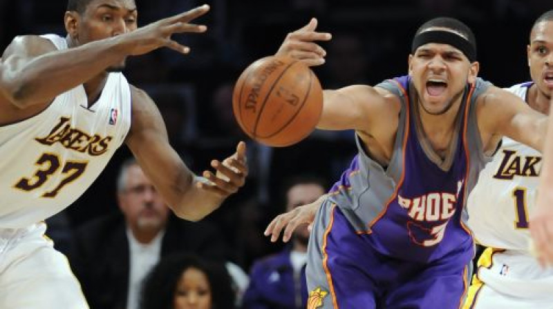 "Lakers" apspēlē "Suns" 
Foto: AP/Scanpix