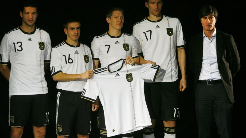 Vācijas izlases spēlētāji prezentē jaunās formas
Foto: DDP