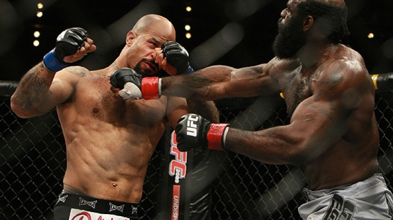 Kimbo Slais (pa labi) apmainās ar sitieniem ar Hjūstonu Aleksandru
Foto: Sherdog.com
