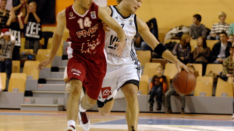 Martinas Mažeika cīņā ar "FMP" komandas baskebolistu Nemanu Pretiču
Foto: Romāns Kokšarovs, Sporta Avīze, f64.